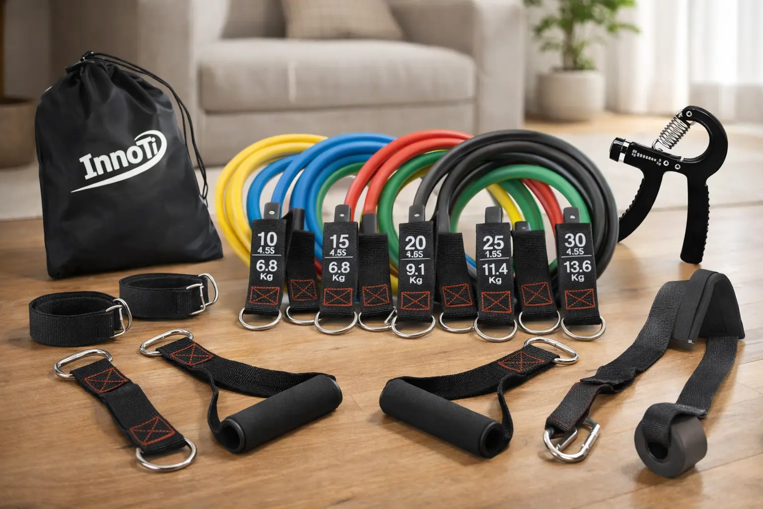 Kit de tubos de resistencia InnoTi con asas, tobilleras, anclaje de puerta y bolsa, sobre suelo de salón en casa.